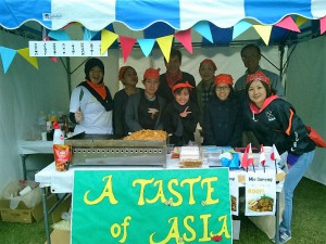『奥多摩ふれあいまつり』 外国人留学生らがつくるインドネシア料理が登場