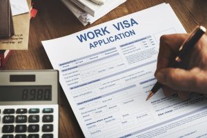 就労ビザの費用はいくら？代行業者依頼した場合の費用も解説！