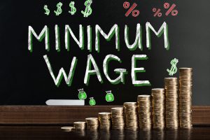 外国人労働者を雇用する際の最低賃金はいくら？